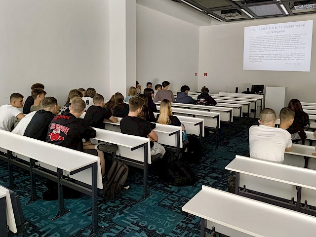 Fotogaléria k článku "Zodpovednosť, práva a prevencia: Interaktívne prednášky pre študentov bezpečnostných odborov"