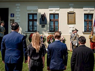 Fotogaléria k článku "„Stále majú čo povedať – ich odkaz je navždy večný“  - Úrad vlády SR si uctil pamiatku gen. M. R. Štefánika"